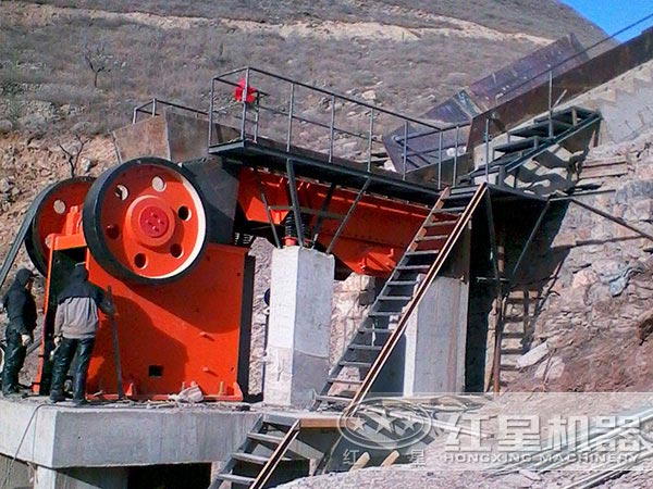 顎式破碎機(jī)生產(chǎn)現(xiàn)場(chǎng) 顎式破碎機(jī)生產(chǎn)現(xiàn)場(chǎng)