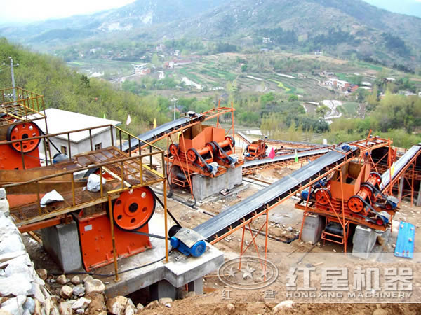 顎式破碎機工作現場 顎式破碎機工作現場