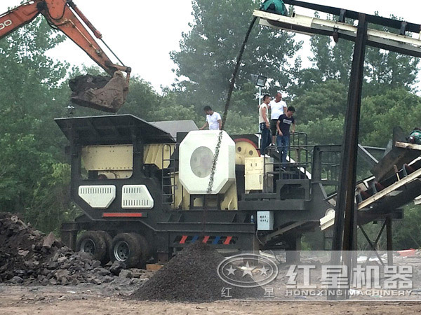 流動(dòng)式煤炭破碎機(jī)投產(chǎn)現(xiàn)場(chǎng) 流動(dòng)式煤炭破碎機(jī)投產(chǎn)現(xiàn)場(chǎng)