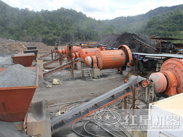 球磨機(jī)投產(chǎn)現(xiàn)場 球磨機(jī)投產(chǎn)現(xiàn)場