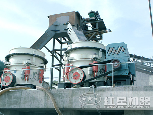 由圓錐破碎機組成的破碎生產(chǎn)線現(xiàn)場 由圓錐破碎機組成的破碎生產(chǎn)線現(xiàn)場