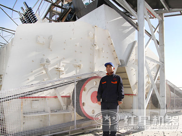 反擊式破碎機生產現(xiàn)場 反擊式破碎機生產現(xiàn)場