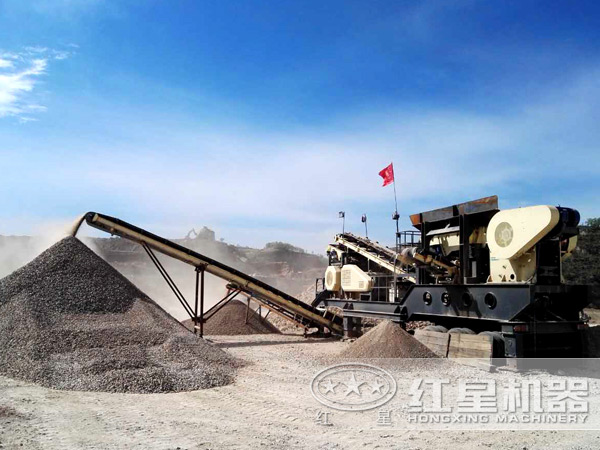 可移動式石子(石頭)破碎設(shè)備工作現(xiàn)場 可移動式石子(石頭)破碎設(shè)備工作現(xiàn)場