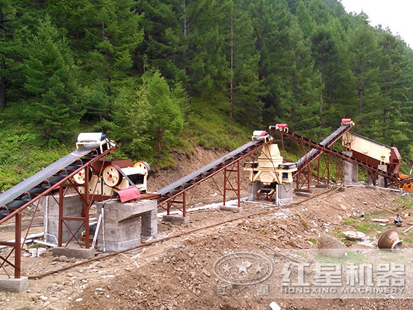 沖擊式破碎機(jī)工作現(xiàn)場(chǎng) 沖擊式破碎機(jī)工作現(xiàn)場(chǎng)