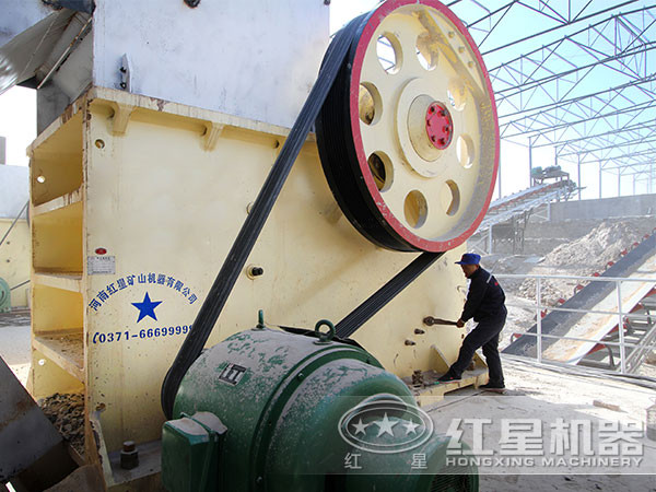 石料破碎生產(chǎn)現(xiàn)場(chǎng) 石料破碎生產(chǎn)現(xiàn)場(chǎng)