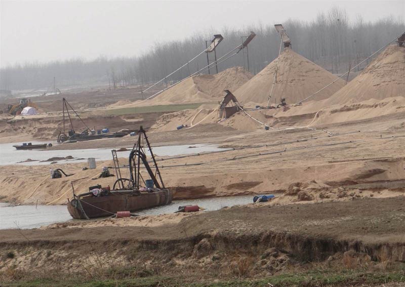 開(kāi)采天然沙現(xiàn)場(chǎng) 開(kāi)采天然沙現(xiàn)場(chǎng)