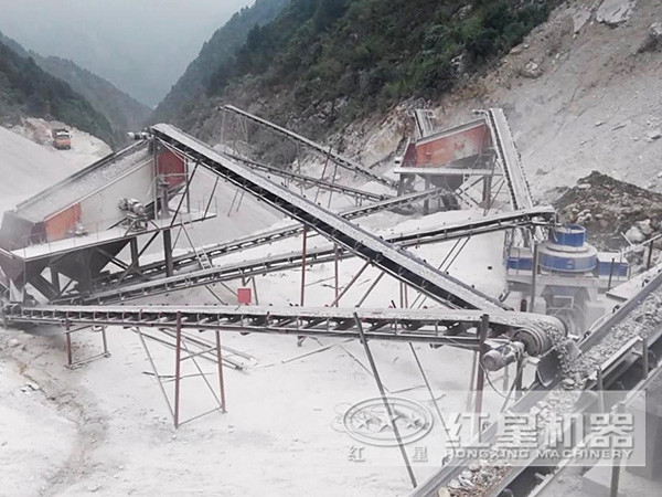 傳統(tǒng)機(jī)制砂現(xiàn)場 傳統(tǒng)機(jī)制砂現(xiàn)場