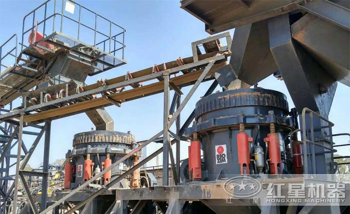 圓錐破碎機(jī)工作現(xiàn)場(chǎng) 圓錐破碎機(jī)工作現(xiàn)場(chǎng)