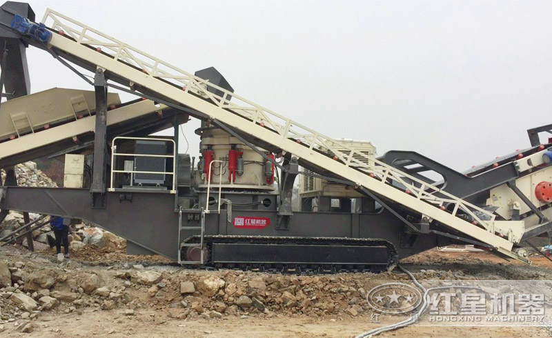 履帶移動(dòng)圓錐破碎機(jī)工作現(xiàn)場