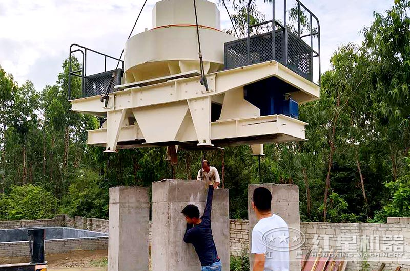 固定式制砂機安裝現(xiàn)場 固定式制砂機安裝現(xiàn)場