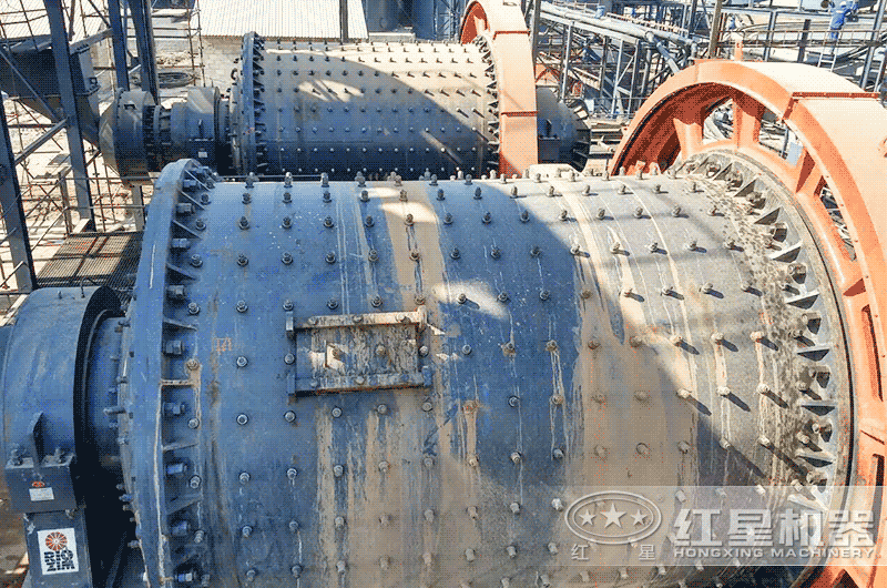球磨機投產(chǎn)現(xiàn)場 球磨機投產(chǎn)現(xiàn)場