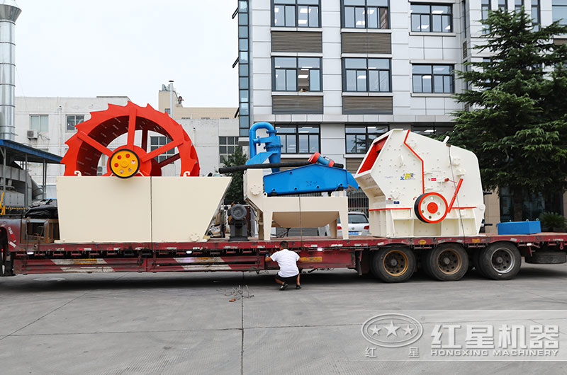 司機師傅在固定設(shè)備準備發(fā)往安徽