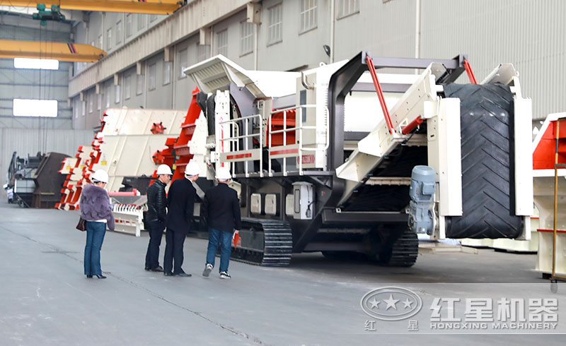 用戶來紅星參觀履帶移動制砂設備 用戶來紅星參觀履帶移動制砂設備