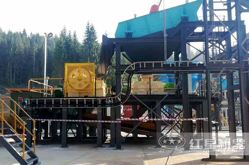 薩拉熱窩顎破加對輥機(jī)加工現(xiàn)場 薩拉熱窩顎破加對輥機(jī)加工現(xiàn)場