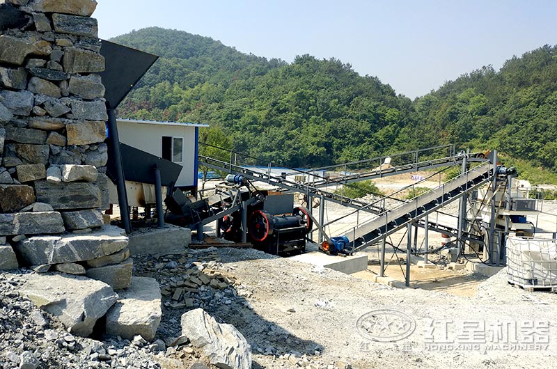 時(shí)產(chǎn)50噸制砂設(shè)備生產(chǎn)線現(xiàn)場 時(shí)產(chǎn)50噸制砂設(shè)備生產(chǎn)線現(xiàn)場