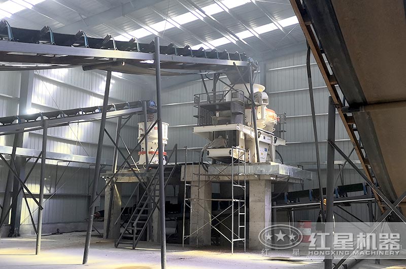 環(huán)?；◢弾r制砂生產(chǎn)線現(xiàn)場(chǎng)，粉碎機(jī)選用圓錐破海和沖擊破