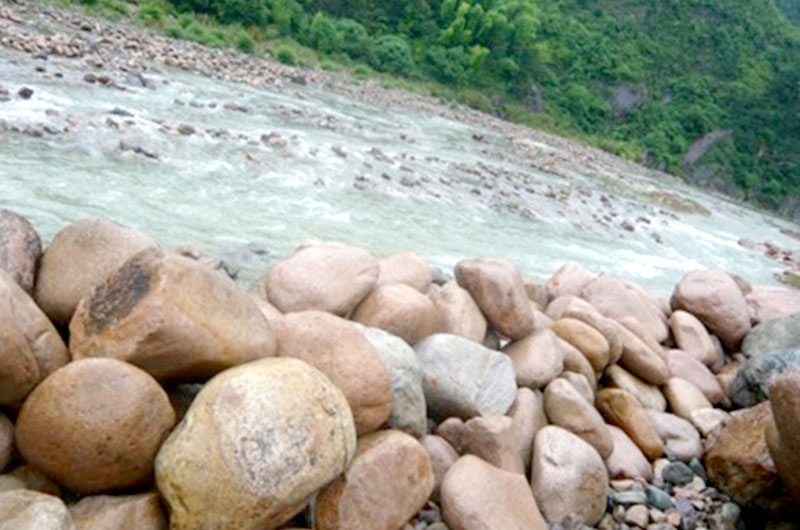 河石制砂機(jī)價(jià)格多少？看現(xiàn)場視頻多角度了解設(shè)備