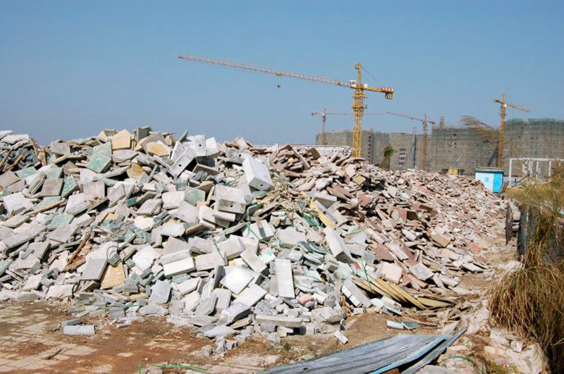 拆遷房子的廢料不要亂扔！試試用移動破碎機(jī)資源再利用