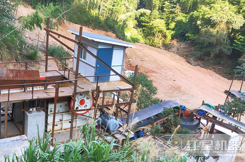 鄂破機(jī)生產(chǎn)現(xiàn)場(chǎng)實(shí)拍圖 鄂破機(jī)生產(chǎn)現(xiàn)場(chǎng)實(shí)拍圖