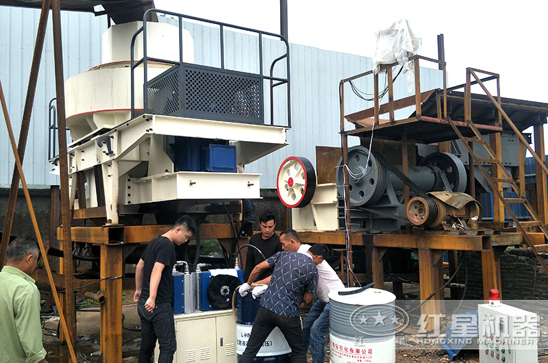 玄武巖制砂生產(chǎn)現(xiàn)場 玄武巖制砂生產(chǎn)現(xiàn)場