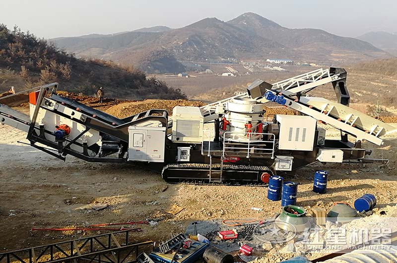 移動(dòng)式圓錐破碎機(jī)現(xiàn)場(chǎng)實(shí)拍，整機(jī)作業(yè)，抵一條生產(chǎn)線