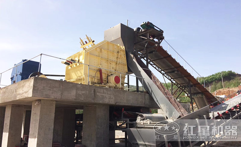 反擊式破碎機生產現(xiàn)場 反擊式破碎機生產現(xiàn)場