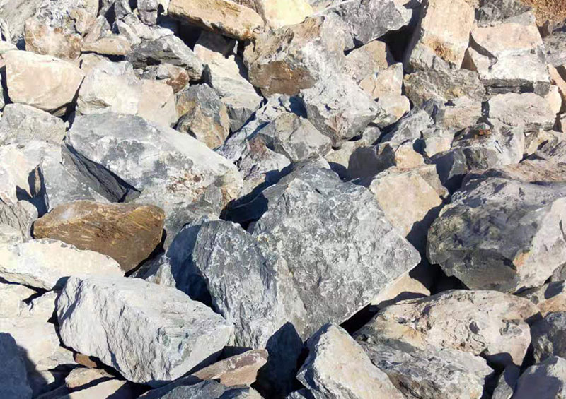 粗料破碎機(jī)一臺(tái)多少錢，每小時(shí)產(chǎn)量多少噸，有沒(méi)有現(xiàn)場(chǎng)視頻