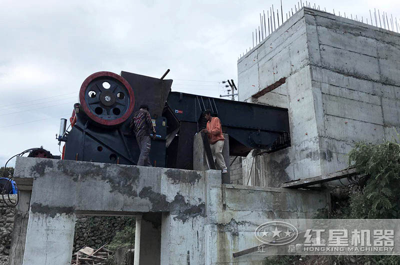 大型鱷式碎石機設(shè)備不同、型號不同、報價不同